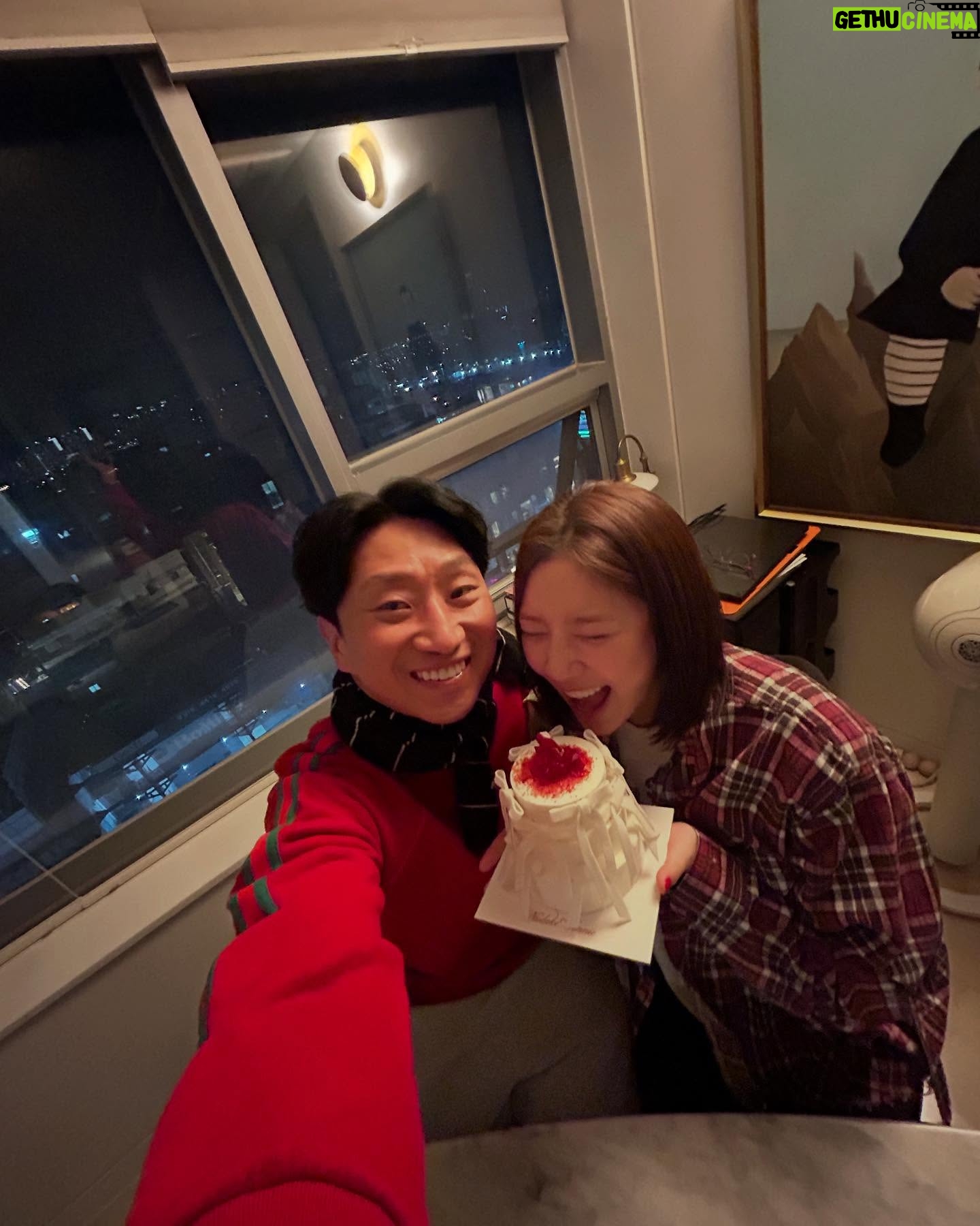 Son Dam-bi - 5.7K Likes - 4번의 크리스마스를 남편과 함께
이번 크리스마스는 둘이 아닌 셋이서
우리 따봉이와 함께👶🏻🎁
늘 감사합니다😘
모두들 merry chrismas🎄🎄