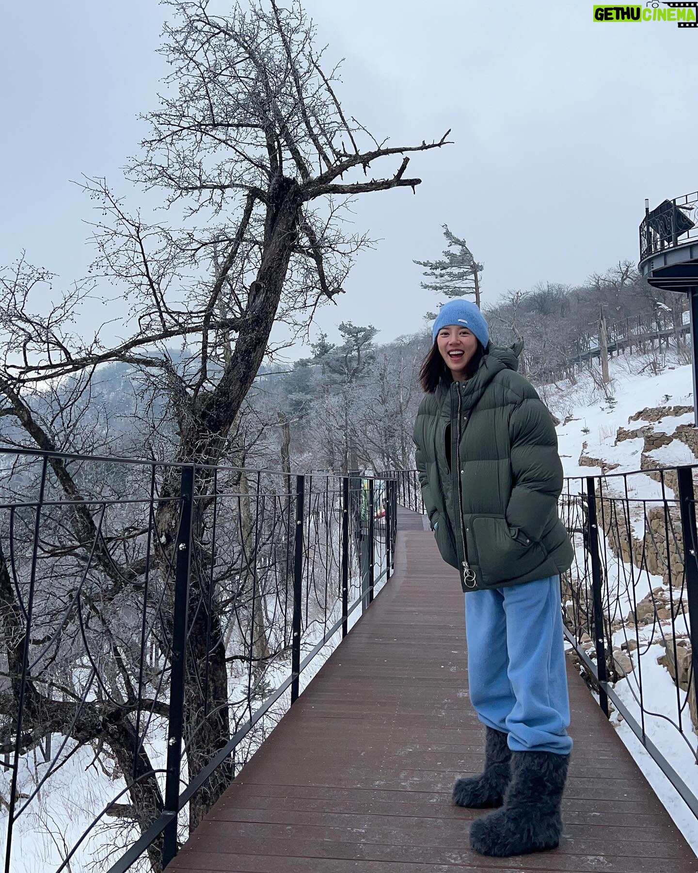 Son Dam-bi - 4.5K Likes - 모든 일에 감사를 느끼는 하루🙏❤️
눈길 조심🥹