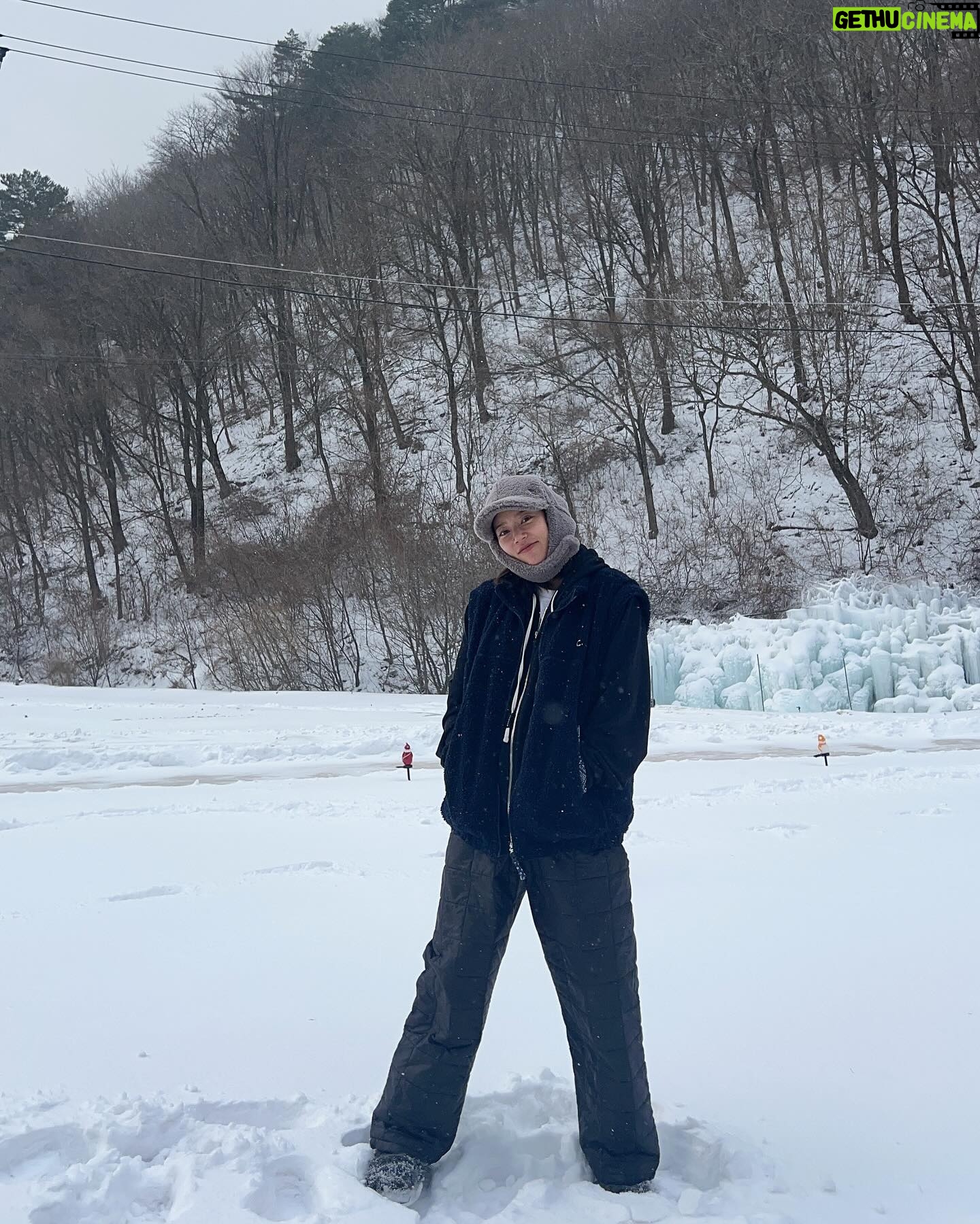 Son Dam-bi - 4.5K Likes - 모든 일에 감사를 느끼는 하루🙏❤️
눈길 조심🥹