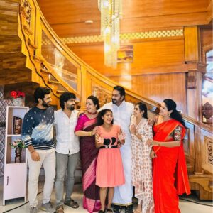 Sona Jelina Instagram - Family bonds that go beyond the screen! 💫❤️ 
Do you guys Like Varma family ? comment Your FAV🫰🏻😍
.
.
.
.
.
.
.
#Akale #SerialFamily #BehindTheScenes #OnSetMoments #tanujmenon #raju #rithika #varma #sharika #sanif #sona