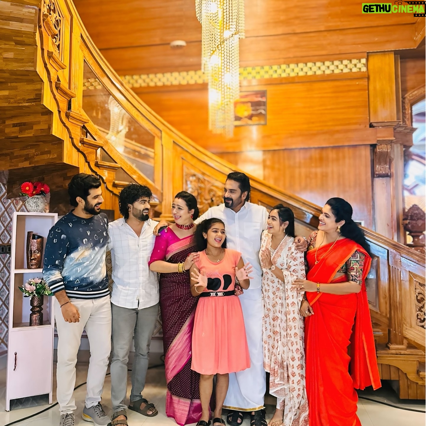Sona Jelina - 7.8K Likes - Family bonds that go beyond the screen! 💫❤️
Do you guys Like Varma family ? comment Your FAV🫰🏻😍
.
.
.
.
.
.
.
#Akale #SerialFamily #BehindTheScenes #OnSetMoments #tanujmenon #raju #rithika #varma #sharika #sanif #sona