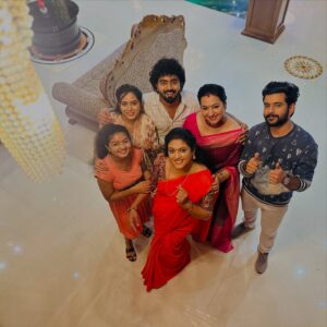 Sona Jelina Instagram - Family bonds that go beyond the screen! 💫❤️ 
Do you guys Like Varma family ? comment Your FAV🫰🏻😍
.
.
.
.
.
.
.
#Akale #SerialFamily #BehindTheScenes #OnSetMoments #tanujmenon #raju #rithika #varma #sharika #sanif #sona