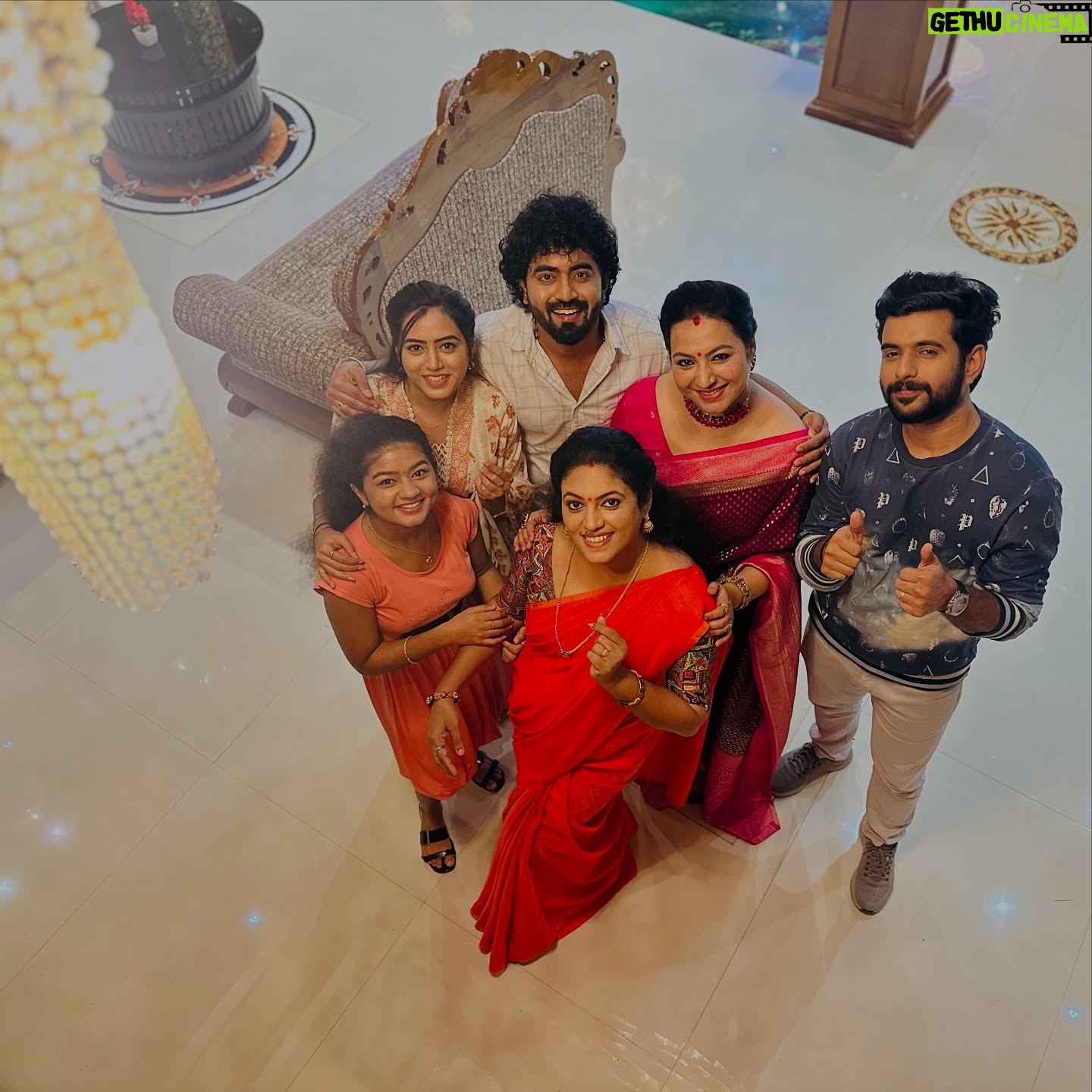Sona Jelina - 7.8K Likes - Family bonds that go beyond the screen! 💫❤️
Do you guys Like Varma family ? comment Your FAV🫰🏻😍
.
.
.
.
.
.
.
#Akale #SerialFamily #BehindTheScenes #OnSetMoments #tanujmenon #raju #rithika #varma #sharika #sanif #sona