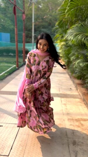 Sonal Vengurlekar Instagram - Guess the song 🩷🩷🩷

@ambraee_ 🌟