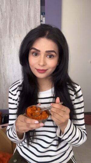 Sonal Vengurlekar Instagram - Gaajar 🥕 ke halwe ka wazan kam ho gaya 😅😅😅😅

#gajarkahalwa #gajar #gajarhalwa #carrothalwa #comedy #winter #weightlosstips #memes #trendingreels #explore #funny #gajrela