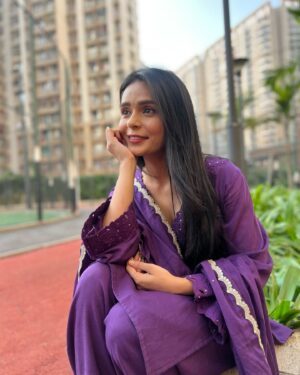 Sonal Vengurlekar Instagram - रंग 💜🫶🏻
Outfit : @joviindia 
Footwear : @pabishfootwears