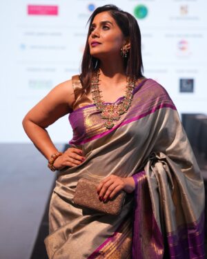 Sonali Kulkarni Instagram - ✨✨✨ 

Styled by : @prachethestylist 
Jewellery : @kishandasjewellery 
Makeup : @vrushti_harkare 
Hair : @hairby_vidhya 
@gaurangofficial 

@bombaytimes @timesfashionweek