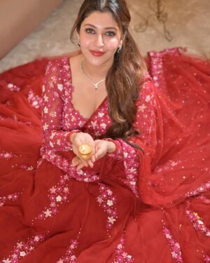 Sonarika Bhadoria Instagram - 🪔♥️✨

📸 @kakali_das_photography 
Outfit @kirankalsiofficial 
Pr @vblitzcommunications