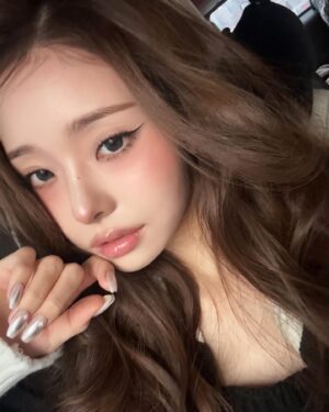 Song Jia Instagram - #광고 프링이들 다가오는 연말 잘 준비하고있나요?🥰 늘 설레는 연말 .. !!! 핑거수트에도 2024 홀리데이 컬렉션 출시되었어요 저는 보자마자 스노우플레이크 맘에들어서 붙여봤는데 눈오는 날이랑 너무 잘어울리는 ❄️ 네일팁이 하얗게 반사되는 눈 표면처럼 영롱해요 은은한 실버 글리터에 눈꽃모양 드로잉까지 ✨⛸️ 저는 화이트아이라이너로 연말느낌 더해봤어요 🤍 

Freen2isたち、年末の準備は順調ですか？🥰 いつもワクワクする年末…!!!
フィンガースーツからも2024ホリデーコレクションが発売されました！
私は見た瞬間に【スノーフレーク】が気に入って、早速つけてみたんですが雪が降る日によく似合う❄️ネイルチップが、真っ白に反射する雪の表面のように輝きます！
淡いシルバーグリッターに雪の結晶のドローイングまで✨🤍
私はホワイトアイライナーで年末らしさをプラスしてみました🤍

#FINGERSUITxfreezia #フィンガースーツ #ネイルチップ #韓国ファッション