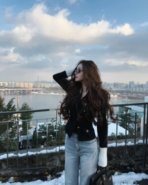 Song Jia Instagram - #광고 프링이들 다가오는 연말 잘 준비하고있나요?🥰 늘 설레는 연말 .. !!! 핑거수트에도 2024 홀리데이 컬렉션 출시되었어요 저는 보자마자 스노우플레이크 맘에들어서 붙여봤는데 눈오는 날이랑 너무 잘어울리는 ❄️ 네일팁이 하얗게 반사되는 눈 표면처럼 영롱해요 은은한 실버 글리터에 눈꽃모양 드로잉까지 ✨⛸️ 저는 화이트아이라이너로 연말느낌 더해봤어요 🤍 

Freen2isたち、年末の準備は順調ですか？🥰 いつもワクワクする年末…!!!
フィンガースーツからも2024ホリデーコレクションが発売されました！
私は見た瞬間に【スノーフレーク】が気に入って、早速つけてみたんですが雪が降る日によく似合う❄️ネイルチップが、真っ白に反射する雪の表面のように輝きます！
淡いシルバーグリッターに雪の結晶のドローイングまで✨🤍
私はホワイトアイライナーで年末らしさをプラスしてみました🤍

#FINGERSUITxfreezia #フィンガースーツ #ネイルチップ #韓国ファッション