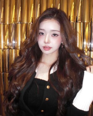 Song Jia Instagram - #광고 프링이들 다가오는 연말 잘 준비하고있나요?🥰 늘 설레는 연말 .. !!! 핑거수트에도 2024 홀리데이 컬렉션 출시되었어요 저는 보자마자 스노우플레이크 맘에들어서 붙여봤는데 눈오는 날이랑 너무 잘어울리는 ❄️ 네일팁이 하얗게 반사되는 눈 표면처럼 영롱해요 은은한 실버 글리터에 눈꽃모양 드로잉까지 ✨⛸️ 저는 화이트아이라이너로 연말느낌 더해봤어요 🤍 

Freen2isたち、年末の準備は順調ですか？🥰 いつもワクワクする年末…!!!
フィンガースーツからも2024ホリデーコレクションが発売されました！
私は見た瞬間に【スノーフレーク】が気に入って、早速つけてみたんですが雪が降る日によく似合う❄️ネイルチップが、真っ白に反射する雪の表面のように輝きます！
淡いシルバーグリッターに雪の結晶のドローイングまで✨🤍
私はホワイトアイライナーで年末らしさをプラスしてみました🤍

#FINGERSUITxfreezia #フィンガースーツ #ネイルチップ #韓国ファッション