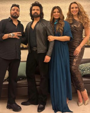Sonia Kapur Instagram - Lovely evening with bhai @beingsalmankhan and family and friends and super sweet birthday girl @vanturiulia , best wishes always ❤️❤️❤️ lots of love ❤️❤️❤️