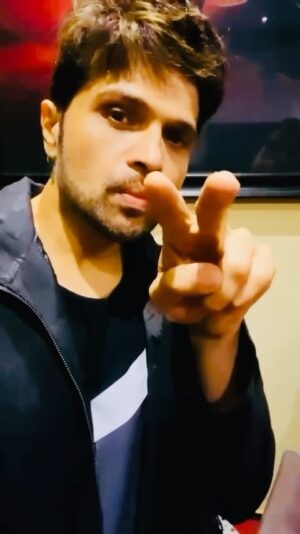 Sonia Kapur Instagram - When I heard this blockbuster hit track #sanseinn the first time after it was mixed in the music room composed and written by  @realhimesh  #reels #loveyou ❤️❤️