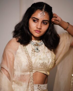 Sonia Singh Instagram - Just glowing ✨

Dress courtesy: @shilpacouture 
Jewellery: @goyazsilverjewellery 
PC : @_surya_teja_9