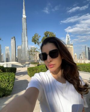 Sophie Choudry Instagram - Kicking off Jan 2025 with magical sunsets, breathtaking views and a touch of Dubai magic ✨ Here’s to a year that glows as brightly as this city! 🌅🌟 #NewYearVibes #hello2025 #dubai @addressdubaimall 

 #DubaiDreams #sophiechoudry #burjkhalifa #sunset #sunsetlover #sophiechoudry