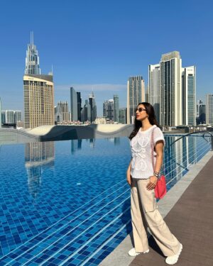 Sophie Choudry Instagram - Kicking off Jan 2025 with magical sunsets, breathtaking views and a touch of Dubai magic ✨ Here’s to a year that glows as brightly as this city! 🌅🌟 #NewYearVibes #hello2025 #dubai @addressdubaimall 

 #DubaiDreams #sophiechoudry #burjkhalifa #sunset #sunsetlover #sophiechoudry