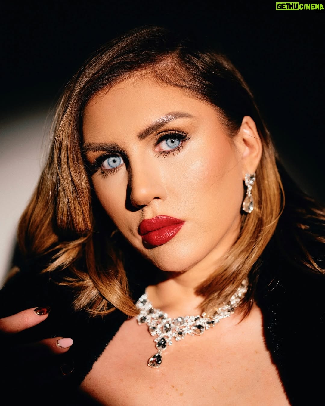 Sophie Hall - 44.5K Likes - At 6’1 and 250 lbs, I redefine beauty on my own terms💎
@FashionNovaCurve 

Clarie Lace 2 Piece Set - Black/Red- XL
Mari Faux Fur Coat - Black