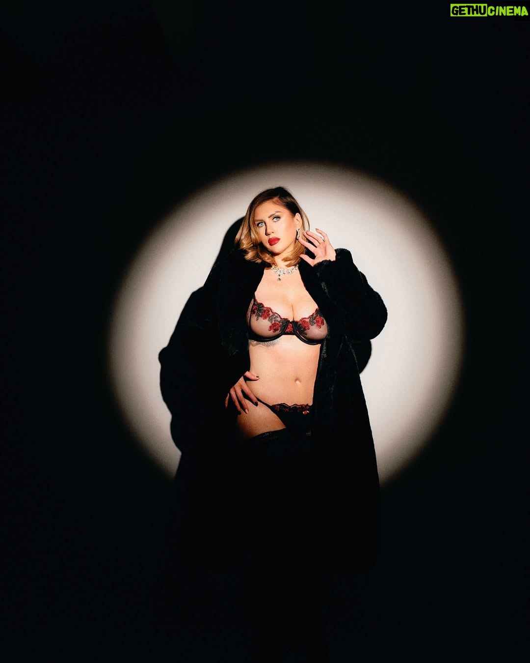 Sophie Hall - 44.5K Likes - At 6’1 and 250 lbs, I redefine beauty on my own terms💎
@FashionNovaCurve 

Clarie Lace 2 Piece Set - Black/Red- XL
Mari Faux Fur Coat - Black