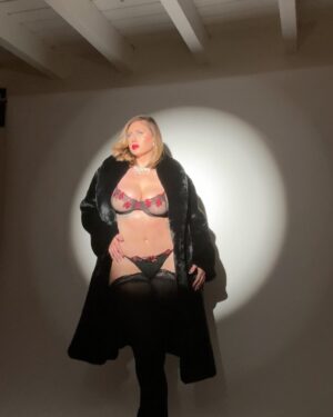 Sophie Hall Instagram - At 6’1 and 250 lbs, I redefine beauty on my own terms💎
@FashionNovaCurve 

Clarie Lace 2 Piece Set - Black/Red- XL
Mari Faux Fur Coat - Black