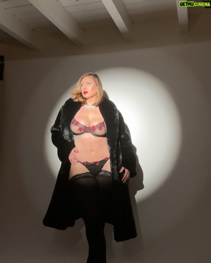 Sophie Hall - 44.5K Likes - At 6’1 and 250 lbs, I redefine beauty on my own terms💎
@FashionNovaCurve 

Clarie Lace 2 Piece Set - Black/Red- XL
Mari Faux Fur Coat - Black