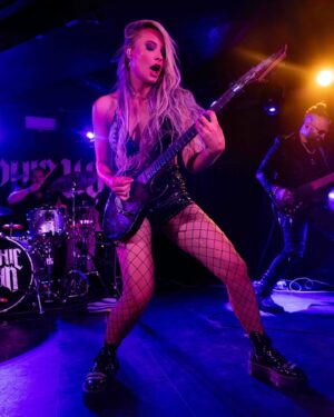 Sophie Lloyd Instagram - Can’t wait to hit the stage again tomorrow supporting @thosedamncrows at Cardiff Arena 🤘🏼🖤 we’ll be on at 7:30pm, after the amazing @himalayasofficial 

📷 @favershamphotography1 

#livemusic #guitar #guitarist #guitaristsofinstagram #rockmusic #kieselguitars