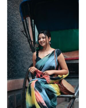 Soumi Ghosh Instagram - Premium Mul Cotton Tye and Dye Saree from @vastramika_boutique_kolkata🩷 📸 @shuva10