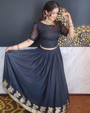 Sowmya Menon Instagram - Dancing my life through the rhythm of music, letting every beat fade away negativities and welcome positivity into the new year💛💛💃💃
#hisprincess