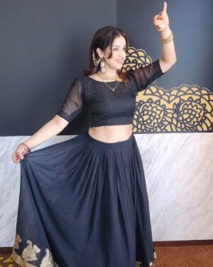 Sowmya Menon Instagram - Dancing my life through the rhythm of music, letting every beat fade away negativities and welcome positivity into the new year💛💛💃💃
#hisprincess