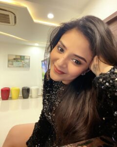 Actress Sreemukhi HD Photos and Wallpapers January 2025