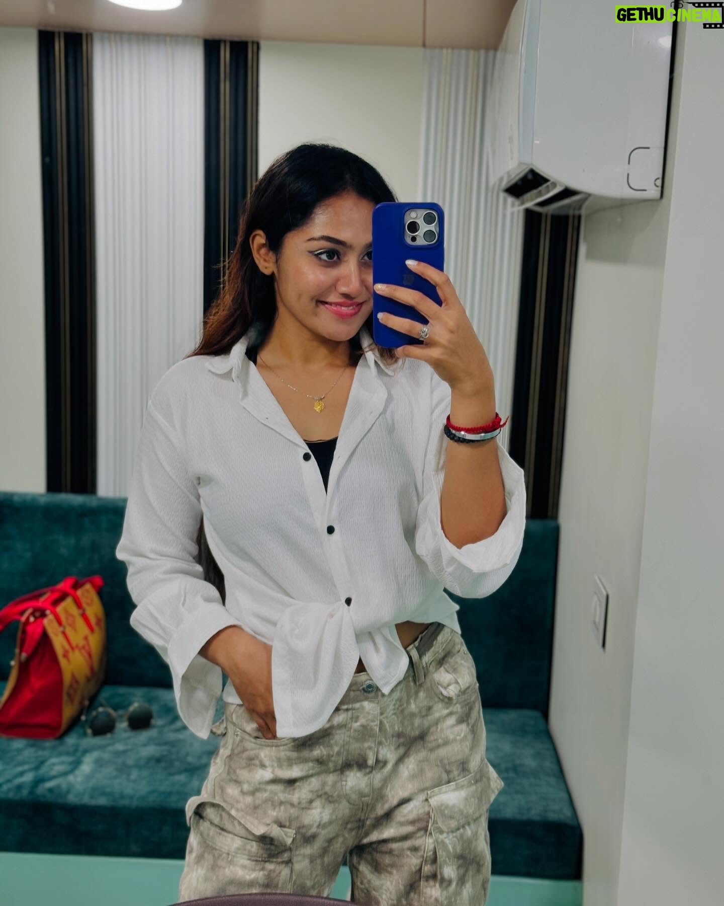 Sreethu Krishnan - 94.3K Likes - In my ME era🤳 🌝✨…
#mirrorpic #sreethukrishnan