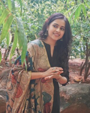 Sri Divya Instagram - 👗 @labellikithabommu 

💍 @devijewellersjubileehills 

📸 The one n only @shreeofficially 😎!! 🙃