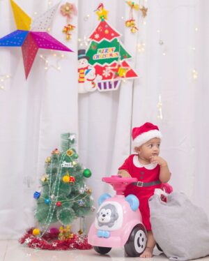 Sridevi Ashok Instagram - Wishing you all a Merry Christmas & Happy Holidays 🎅🥰❤️🤗🫶

Photography: @rootzstudios
