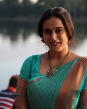 Sriranjani Sundaram Instagram - For the first time in a long time I packed a saree and jewelry for a holiday! And the sunrise pics captured by @realamitbhargav proved to make it oh so worth it! 

For those who enquired about the saree pls go to @silk__saga for more collections and deets 

The bangles are by @krit.hucreation and she's done a fab job of matching it by just seeing a picture !!! 

#angkorwatsunrise #cambodiatrip