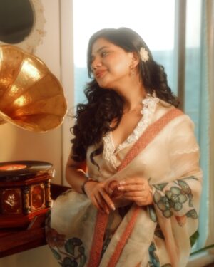 Srishti Garg Instagram - if i was born in the 70s, these would be my thirst traps 

shot by @jayysingh_
outfit by @aamrabylavanya @dipublicrelations