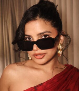 Srishti Garg Instagram - i won my first award yesterday!!! my heart is so full of love for u guys thankuu this is all because of you, so so grateful 💗 virtual puchii

at @exhibitmagazine awards

Outfit: @arokaofficial
Earrings & Rings: @justlilbling 
Styled by: @veebhu_tea
Asst: @aryajaiswal190
clicked by the gorgeous @muskanrawat