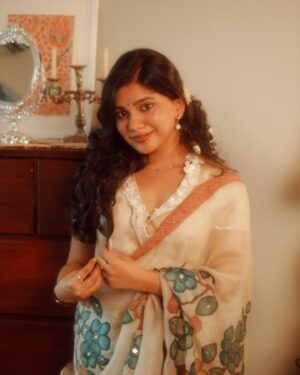Srishti Garg Instagram - if i was born in the 70s, these would be my thirst traps 

shot by @jayysingh_
outfit by @aamrabylavanya @dipublicrelations