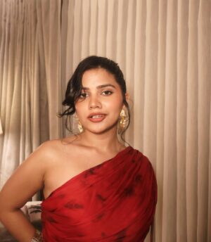Srishti Garg Instagram - i won my first award yesterday!!! my heart is so full of love for u guys thankuu this is all because of you, so so grateful 💗 virtual puchii

at @exhibitmagazine awards

Outfit: @arokaofficial
Earrings & Rings: @justlilbling 
Styled by: @veebhu_tea
Asst: @aryajaiswal190
clicked by the gorgeous @muskanrawat