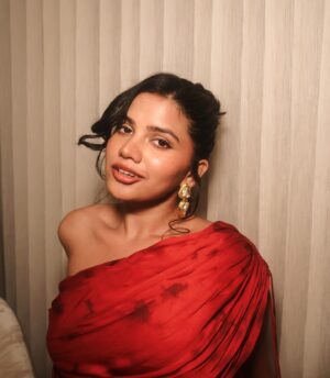 Srishti Garg Instagram - i won my first award yesterday!!! my heart is so full of love for u guys thankuu this is all because of you, so so grateful 💗 virtual puchii

at @exhibitmagazine awards

Outfit: @arokaofficial
Earrings & Rings: @justlilbling 
Styled by: @veebhu_tea
Asst: @aryajaiswal190
clicked by the gorgeous @muskanrawat