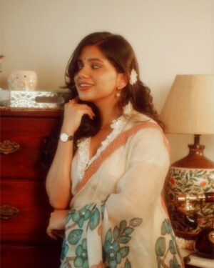 Srishti Garg Instagram - if i was born in the 70s, these would be my thirst traps 

shot by @jayysingh_
outfit by @aamrabylavanya @dipublicrelations