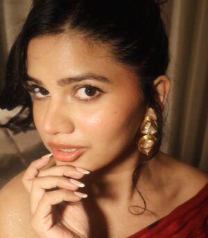 Srishti Garg Instagram - i won my first award yesterday!!! my heart is so full of love for u guys thankuu this is all because of you, so so grateful 💗 virtual puchii

at @exhibitmagazine awards

Outfit: @arokaofficial
Earrings & Rings: @justlilbling 
Styled by: @veebhu_tea
Asst: @aryajaiswal190
clicked by the gorgeous @muskanrawat
