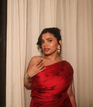 Srishti Garg Instagram - i won my first award yesterday!!! my heart is so full of love for u guys thankuu this is all because of you, so so grateful 💗 virtual puchii

at @exhibitmagazine awards

Outfit: @arokaofficial
Earrings & Rings: @justlilbling 
Styled by: @veebhu_tea
Asst: @aryajaiswal190
clicked by the gorgeous @muskanrawat