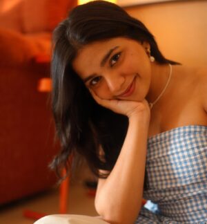 Srishti Garg Instagram - its just me in my sweet little corner with the people i love 

picture 1&5 clicked by the og @jayysingh_ ⭐️