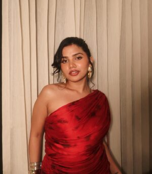 Srishti Garg Instagram - i won my first award yesterday!!! my heart is so full of love for u guys thankuu this is all because of you, so so grateful 💗 virtual puchii

at @exhibitmagazine awards

Outfit: @arokaofficial
Earrings & Rings: @justlilbling 
Styled by: @veebhu_tea
Asst: @aryajaiswal190
clicked by the gorgeous @muskanrawat