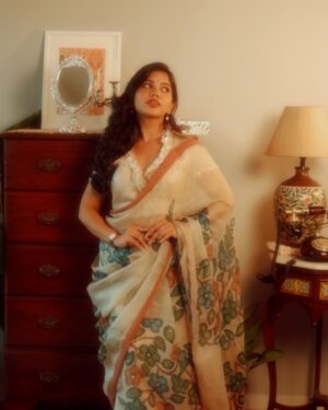 Srishti Garg Instagram - if i was born in the 70s, these would be my thirst traps 

shot by @jayysingh_
outfit by @aamrabylavanya @dipublicrelations
