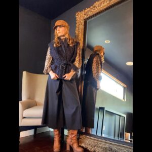 Stana Katic Instagram - Keeping it close to the Vest.❄️

@cdicelove13