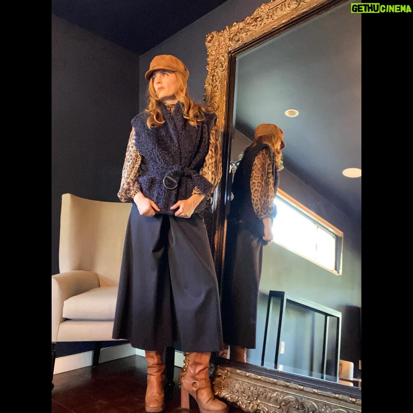 Stana Katic - 17.9K Likes - Keeping it close to the Vest.❄️
@cdicelove13