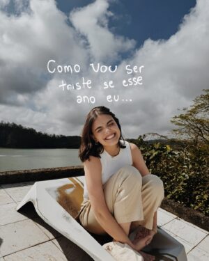 Stefany Vaz Instagram - Dezembro chegou, e aqui vai meu post memorial resumindo tudo que rolou nesse ano…

Aprendi mais sobre o amor de Deus servindo na minha igreja local. Fui muito feliz celebrando todos os casamentos que participei (e ainda tem mais vindo por aí!). Também entendi o quanto cuidar do corpo e ter uma alimentação saudável faz diferença. Com a @litisaude, tive o acompanhamento de profissionais incríveis que me mostraram que comer bem faz bem.

Ah, e sim, VOLTEI A ATUAR (tô deixando em caps pra acabar com essas notícias dizendo que deixei a carreira de atriz rs) e também segui firme trabalhando como digital influencer 🌟

Dezembro só começou, mas já tô contando os minutos para 2025 💌🏃🏻‍♀️✨‼️