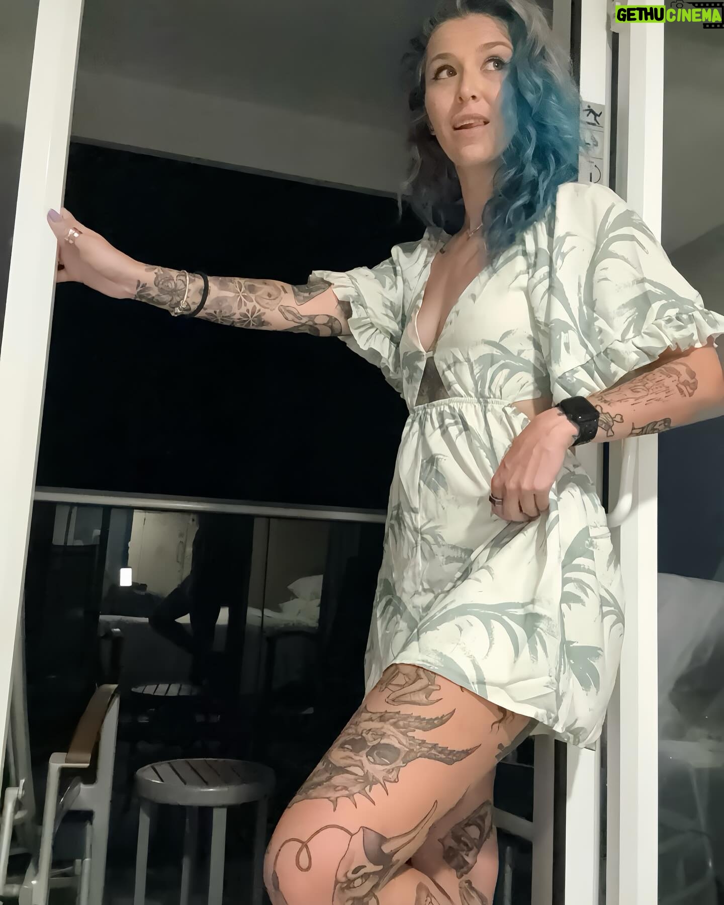 Steffanie Newell - 18.2K Likes - This 🚬 sometimes does girly things.
