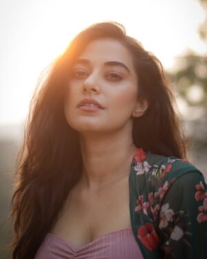 Stefy Patel Instagram - “The magic hour suits me, don’t you think? 🌅💫”
.
.
Finally I get to shoot with the one and only @kilaruness 🥰
