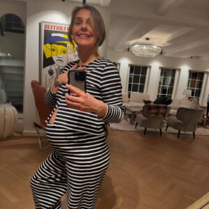 Stephania Potalivo Instagram - Havde aldrig troet en elektrisk fod massage kunne gøre mig SÅ glad 🙌🏽